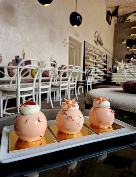 Fotografija elegantnega interjerja bistroja z nekaj slaščicami na pultu in pijačo