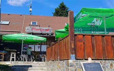 Notranjost picerije Planja z rustikalno opremo