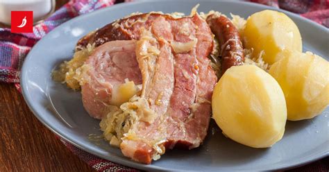 Tematska fotografija tradicionalne musake s plastmi mesa, krompirja in bešamela