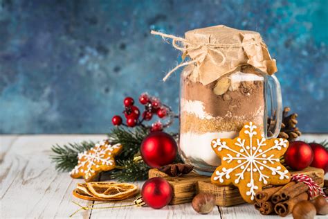 Tematska fotografija vroče čokolade z marshmallows in piškoti v prijetnem ambientu