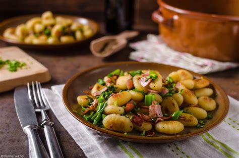 Fotografija lečine enolončnice s slanino, postrežene s kruhom