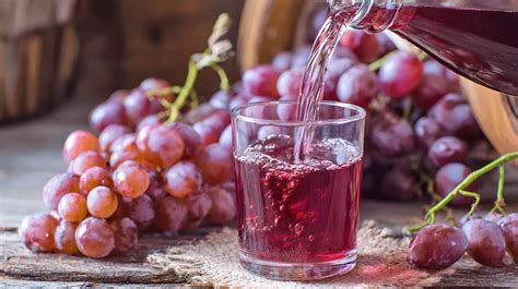 prikaz kuhanja in pasiranja grozdja za sok