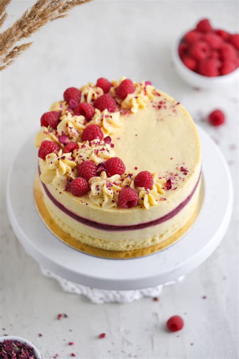 Zbirka fotografij različnih rojstnodnevnih tort (krtova torta, mavrična torta, torta z malinami)
