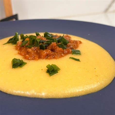 kuhana polenta na deski, narezana na kocke