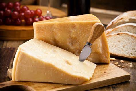 prikaz različnih vrst sira: parmezan, mocarela, cheddar