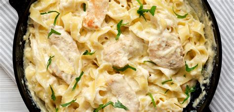 priprava osnovne omake za testenine s piščancem v ponvi