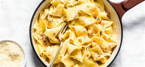 kremasta omaka za testenine z naribanim parmezanom