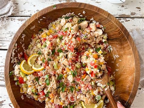 barvita solata z orzo testeninami in piščancem