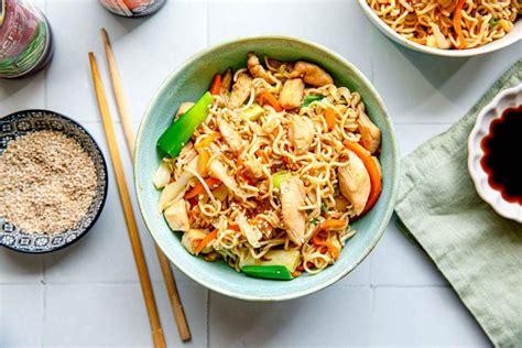 Fotografija jedi Chow Mein s piščancem in zelenjavo