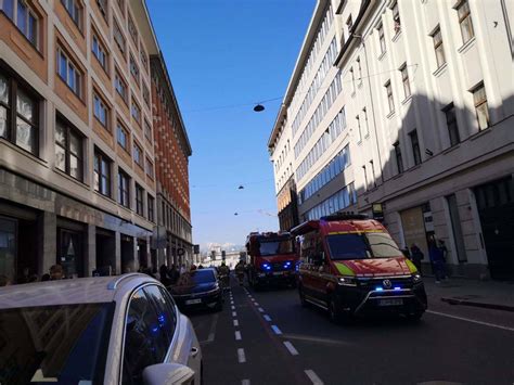 Fotografija fasade Nobel Bureka na Miklošičevi cesti v Ljubljani ponoči
