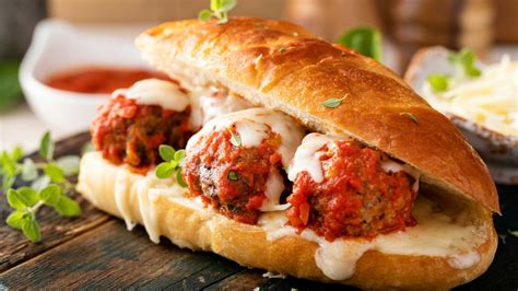 Prikaz različnih vrst bureka, vključno s sirovim, mesnim in pizza burekom