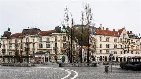 Slikovita upodobitev ljubljanske ulice z ljudmi, ki uživajo burek