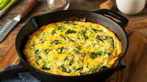 Zlato pečena fritata s šparglji in sirom