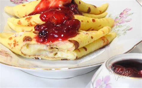 Fotografija sveže pečenih palačink z Nutello in sadnim prelivom