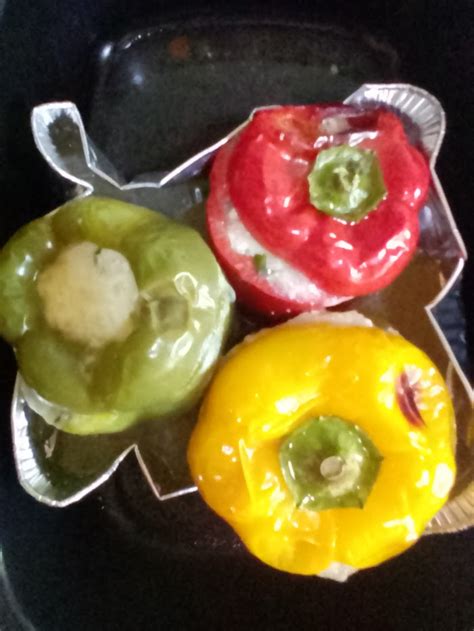 vegetarijanske polnjene paprike s krompirjem in sirom, postrežene na krožniku