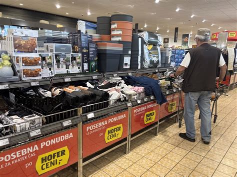 različni izdelki iz Hoferjeve ponudbe