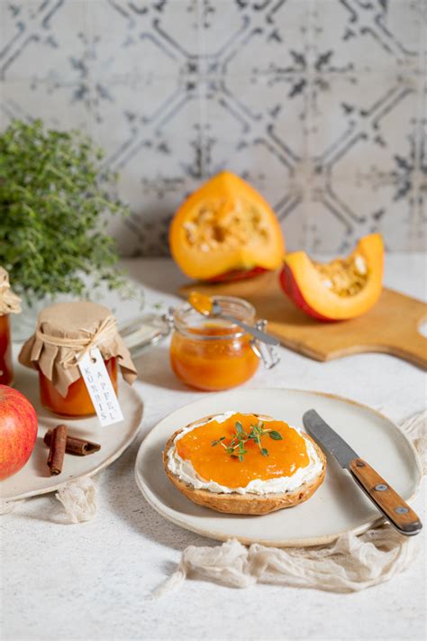 Fotografija domačih kozarcev šipkove marmelade v shrambi