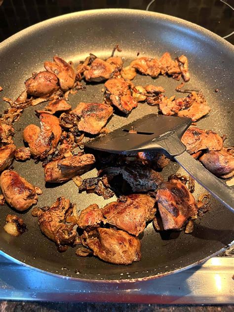 Photo of pan-fried chicken liver with onions
