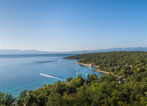 Panoramski pogled na Rovinj, ki poudarja njegovo obmorsko lokacijo in zgodovinsko arhitekturo.