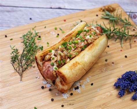 Kulinarična fotografija: Burger ali hotdog z vloženo rdečo čebulo