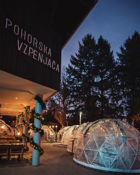 Fotografija zimskih ogrevanih iglujev ob restavraciji La Cantina Pohorje
