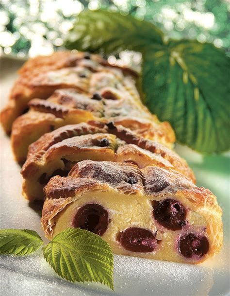 Skutni nadev z jajci, sladkorjem in limono, pripravljen za zavijanje