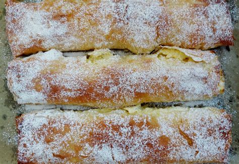 Zlato-rjavo pečen skutin zavitek na pekaču