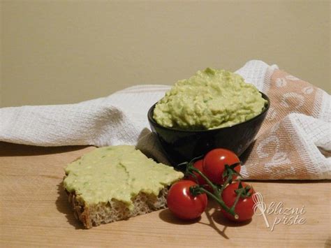 fotografija končnega avokadovega namaza s paradižnikom, postreženega v skodelici