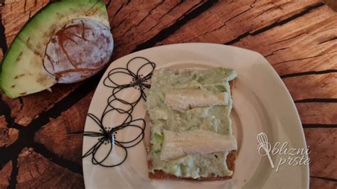 vizualizacija korakov priprave avokadovega toasta z dodatki