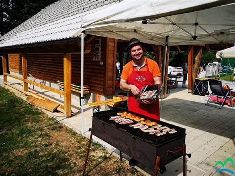 Tematsko fotografijo žar mojstra, ki preverja meso