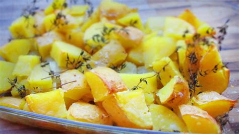 Peka buče s čebulo in česnom v pečici