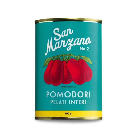 Fotografija svežih in kakovostnih italijanskih sestavin, kot so pelati San Marzano, mocarela in bazilika