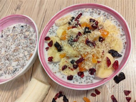 Ilustracija sklede ovsenih kosmičev z dodatki kot so sadje, oreščki in semena