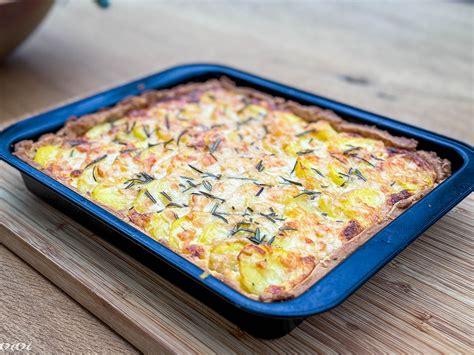 prikaz krompirjeve pite s čebulo in sirom, narezana na kose