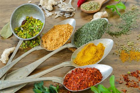 Ilustracija različnih začimb, ki se mešajo v skledi.