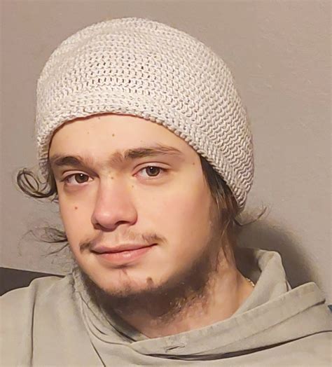 slika osebe, ki razgibava gleženj v slani vodi