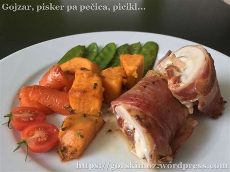 Polnjeni piščančji zrezki v pekaču pred peko