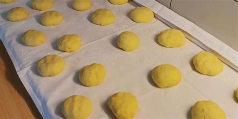 Oblikovanje krofov v kroglice in njihovo vzhajanje
