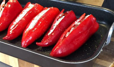 slika pečene polnjene paprike s sirom