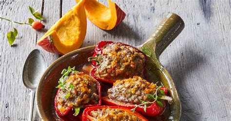 slika polnjenih paprik s sredozemskimi sestavinami