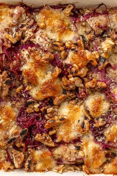 pekač z zapečenim rdečim zeljem, mlinci in mozzarello