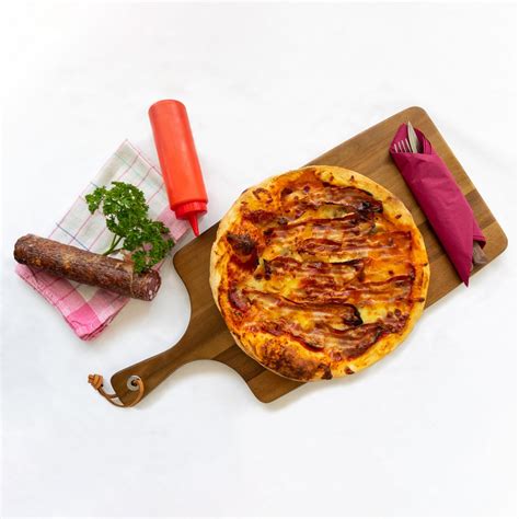 Tematska fotografija domače pizze na mizi