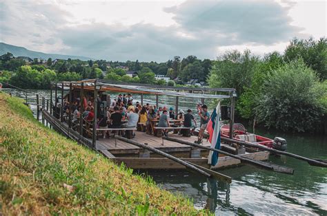 Panoramski pogled na resort ob reki Dravi s kolesarsko potjo v ospredju