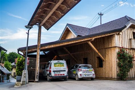 Zunanjost restavracije Hram Gorjan v Komendi, prikazujoča vhod in prostorno parkirišče