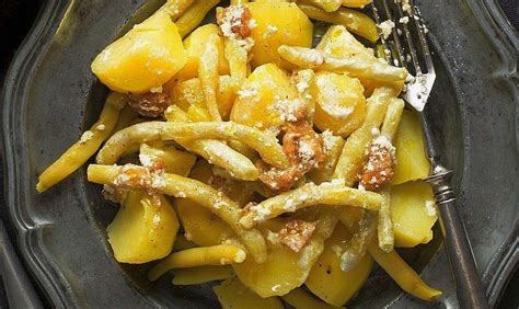 fotografija kosa koruznih žgancev s krompirjem, postreženih z ocvirki