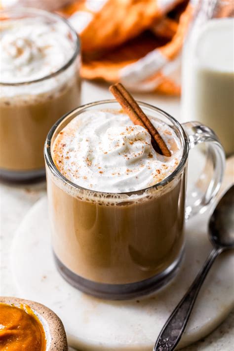 Pumpkin spice latte s cimetom in bučnimi semeni
