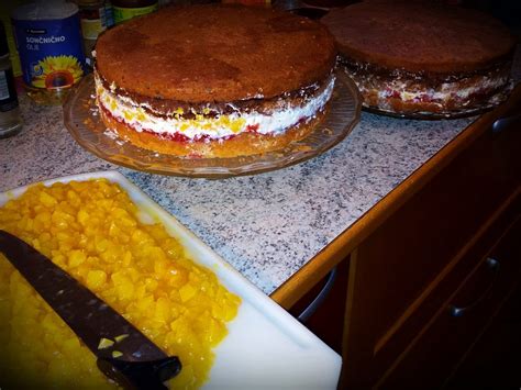 sestavljanje čokoladne torte s sadno sredico