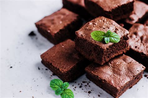 pečen čokoladni brownie kot osnova torte