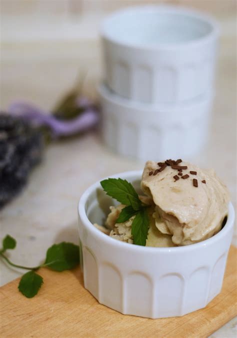 Fotografija pripravljenega vanilijevega sladoleda iz dveh sestavin, lepo postreženega