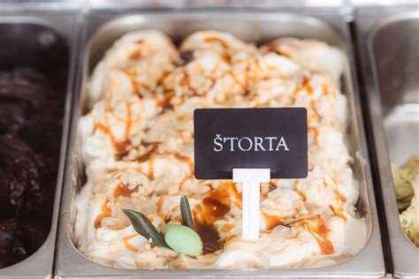 Kompilacija fotografij različnih domačih sladoledov z raznolikimi dodatki in prelivi